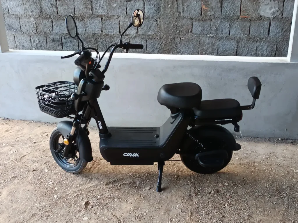 Bicicleta elétrica urbana preta com cesta dianteira para mobilidade urbana